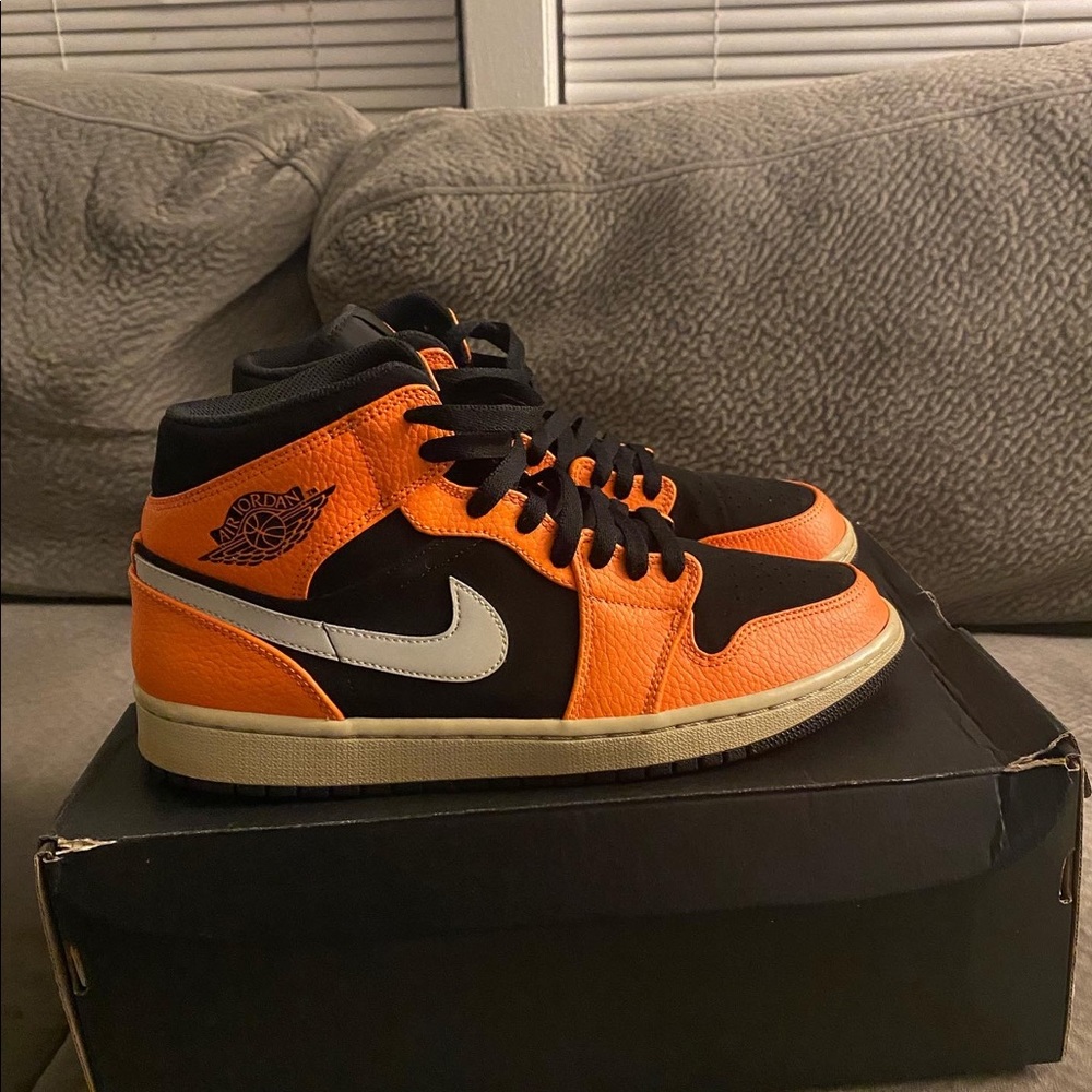 Air Jordan Retro 1 Mid “Black Cone”